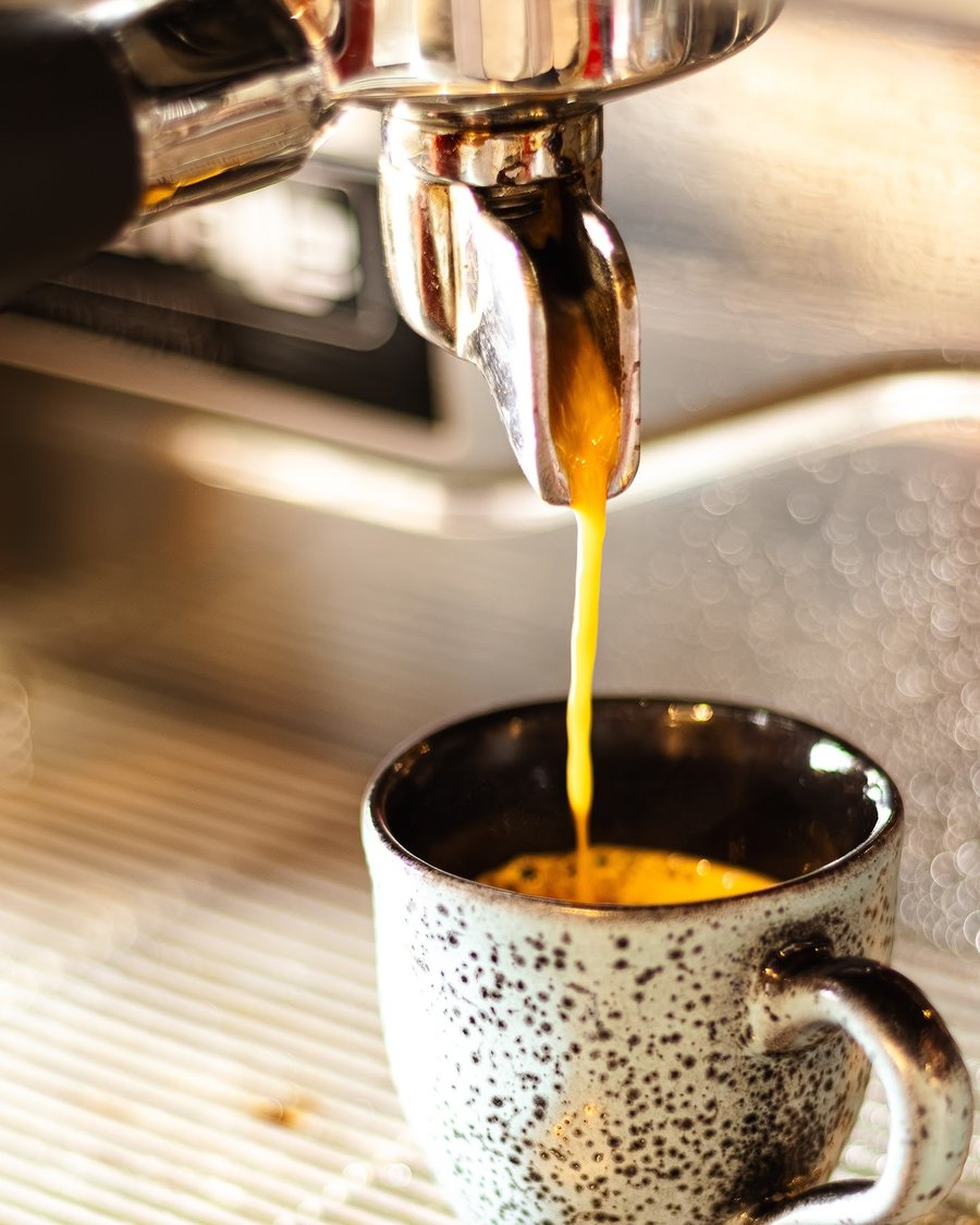 Café espresso sendo extraído — o cardápio Luckau Soft vai além do sorvete
