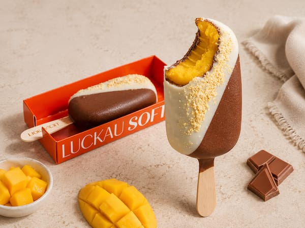 Picolé de manga com chocolate ao leite e chocolate branco